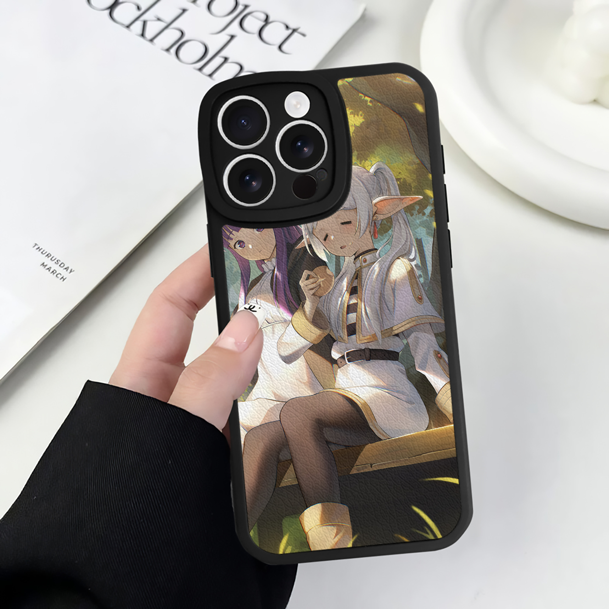 （画像用） 葬送のフリーレン Frieren 【iPhone 16シリーズ対応】シリコンスマホケース（レザー調） 材質：シリコン
